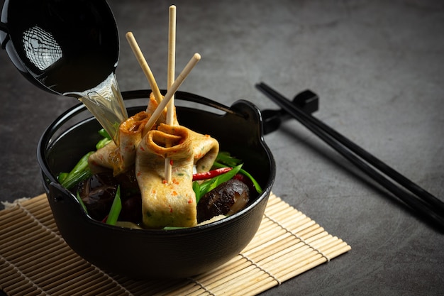 Корейский рыбный пирог и овощной суп на столе
