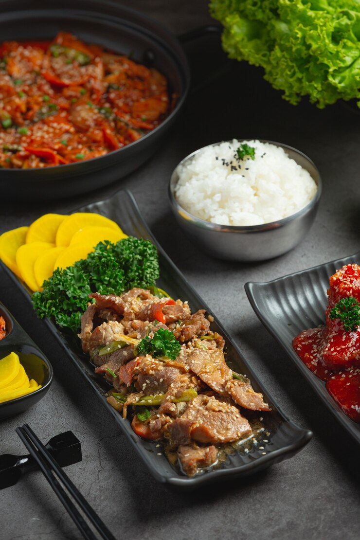 無料Photo 韓国料理のプルコギまたは牛肉のマリネバーベキューをすぐに楽しめます