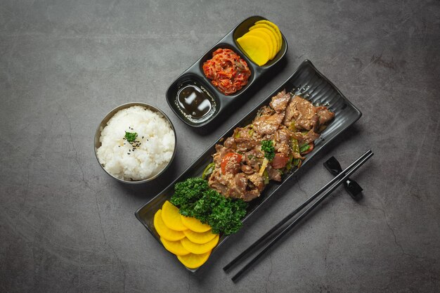 Корейская еда Bulgogi или шашлык из маринованной говядины, готовый к подаче