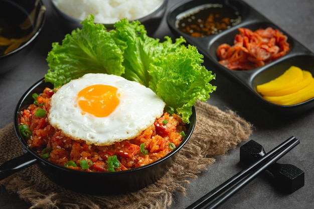 Бесплатное фото Корейская еда. жареный рис с кимчи подавать с жареным яйцом