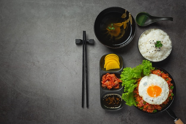 무료 사진 한국 음식. 김치 볶음밥과 계란 후라이