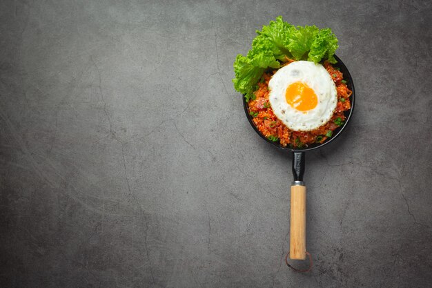 Корейская еда. жареный рис с кимчи подавать с жареным яйцом