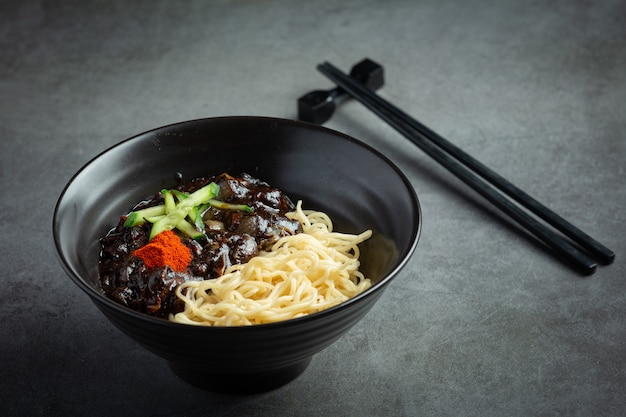 Foto gratuita cibo coreano; jajangmyeon o noodle con salsa di fagioli neri fermentati