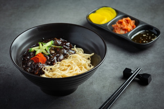 韓国料理;チャジャンミョンまたは発酵黒豆ソースの麺