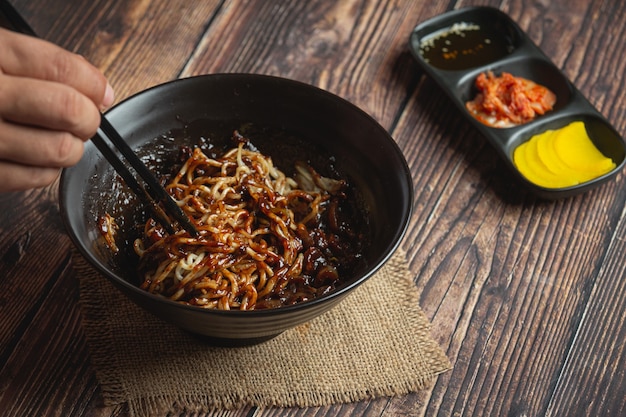 Корейская кухня; Чаджангмён или лапша с соусом из ферментированных черных бобов.