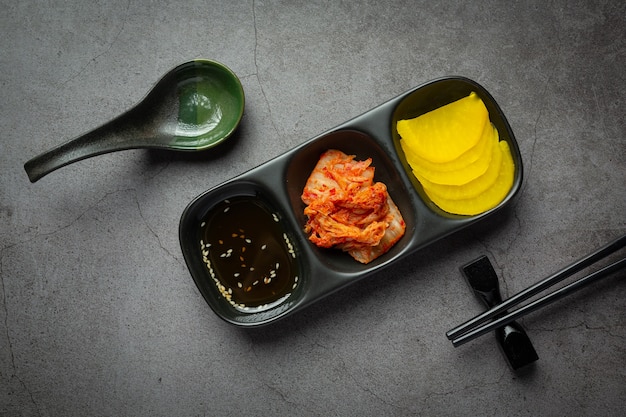 Cibo coreano; jeyuk bokkeum o maiale fritto in salsa coreana Foto Gratuite