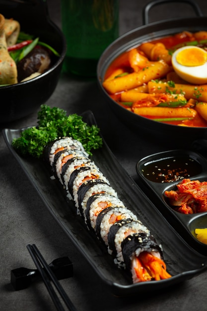 韓国料理、キムパプ-海苔に野菜を入れたご飯。