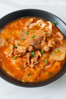 キムチスープに豚肉を入れた韓国うどんラーメン-アジア料理スタイル