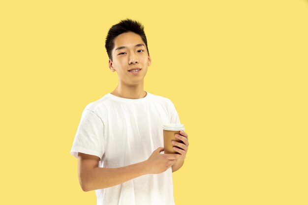 Поясной портрет корейского юноши на желтом