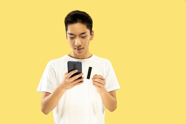 黄色の韓国の若い男の半身像