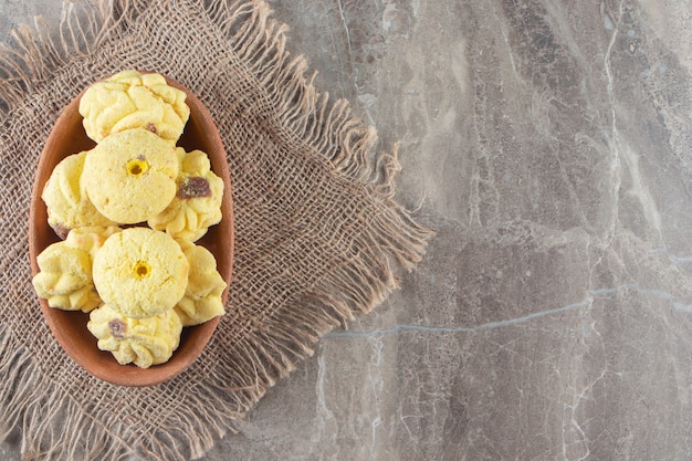 Free photo kue semprits on a bowl on towel on marble.