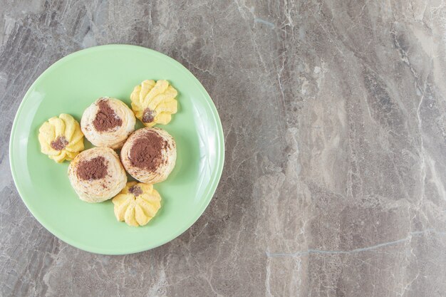 대리석에 접시에 shortbread에 Kue semprits와 코코아 가루.