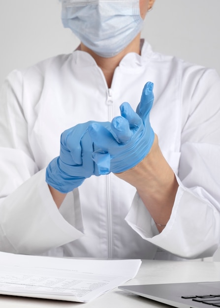 Foto gratuita medico di laboratorio che esegue esame medico delle urine