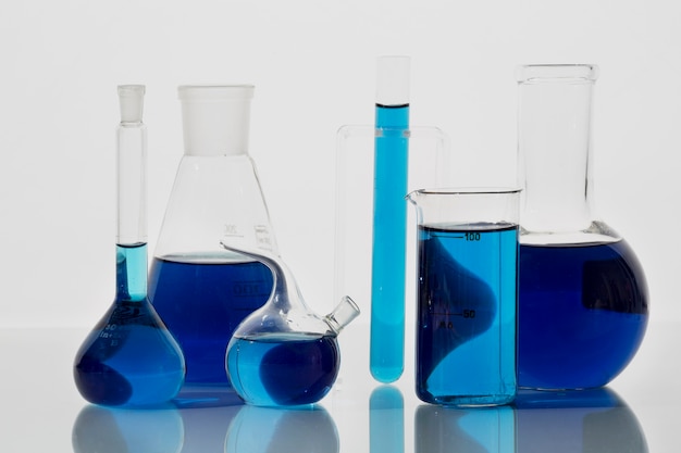 파란색 액체 정물을 포함하는 실험실 유리