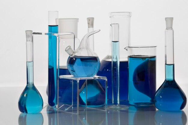 青い液体を含む実験用ガラス器具