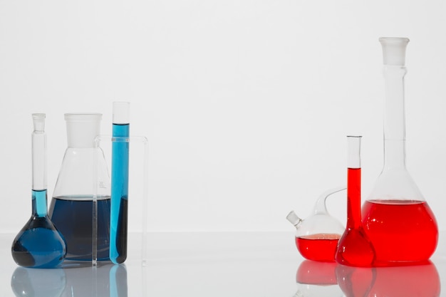 파란색과 빨간색 액체를 포함하는 실험실 유리 제품