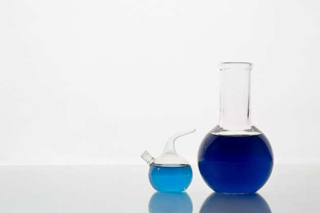 Foto gratuita vetreria da laboratorio con assortimento di liquidi blu