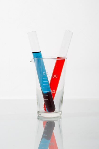 유리에 파란색과 빨간색 액체가 있는 실험실 유리