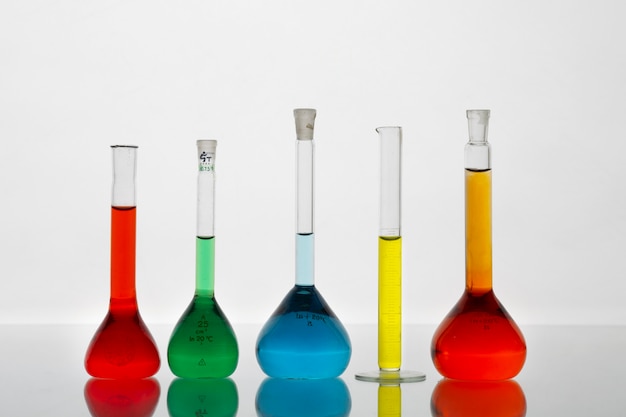 着色された液体の品揃えを備えた実験用ガラス器具