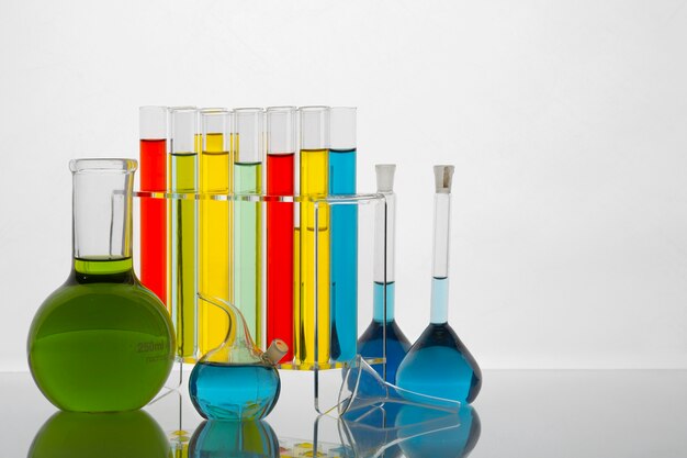 テーブルの上に着色物質を含む実験用ガラス器具