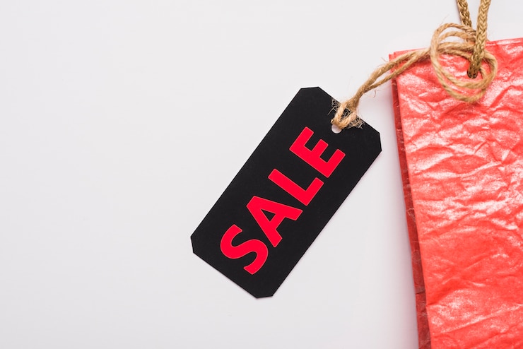 Free Photo label with sale inscription on packet 