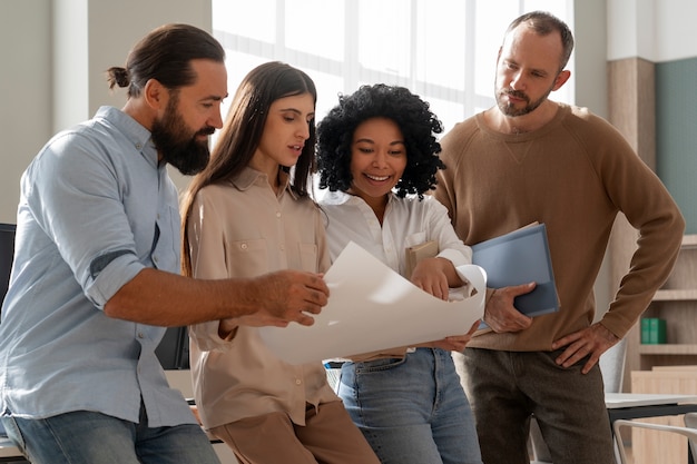 I membri dei sindacati lavorano insieme