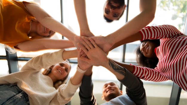 Foto gratuita i membri dei sindacati lavorano insieme