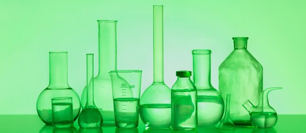 緑の背景に実験用ガラス器具