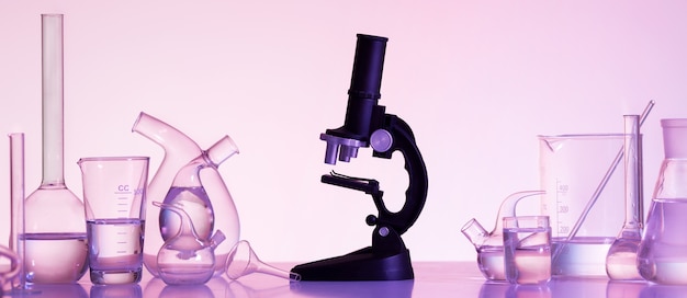 実験用ガラス器具と顕微鏡の配置