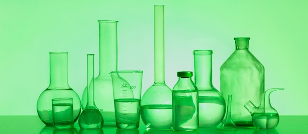 無料写真 緑の背景に実験用ガラス器具