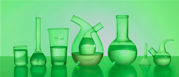無料写真 緑の背景を持つ実験用ガラス器具