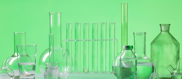 無料写真 緑の背景を持つ実験用ガラス器具