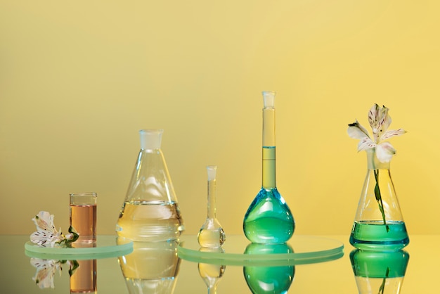 무료 사진 녹색 액체 배열이 있는 실험실 유리 제품