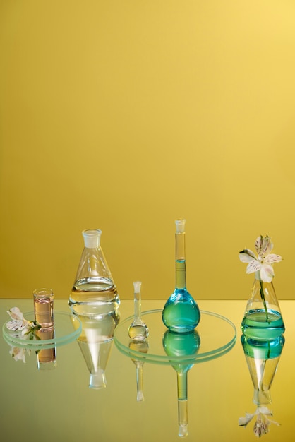 Foto gratuita vetreria da laboratorio con assortimento di liquidi verdi