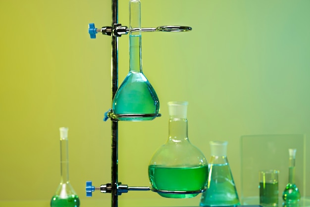 緑の液体の品揃えを備えた実験用ガラス器具