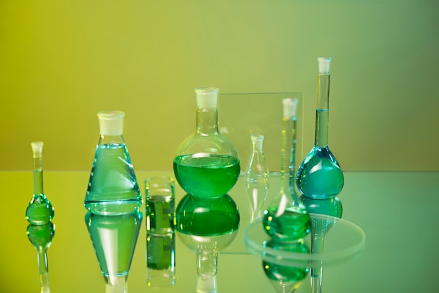 Foto gratuita vetreria da laboratorio con liquido verde