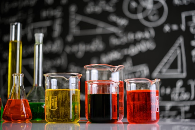 異なる色の液体を含む実験用ガラス器具