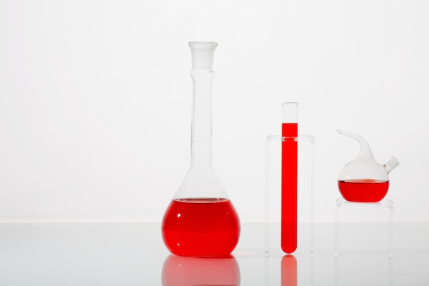 赤い液体の静物を備えた実験用ガラス器具