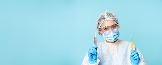실험실 및 의료 테스트 개념 웃는 아시아 여성 의사 실험실 작업자 클리닉과 튜브를 보여주는