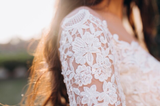 웨딩 드레스의 흰색 레이스 소매