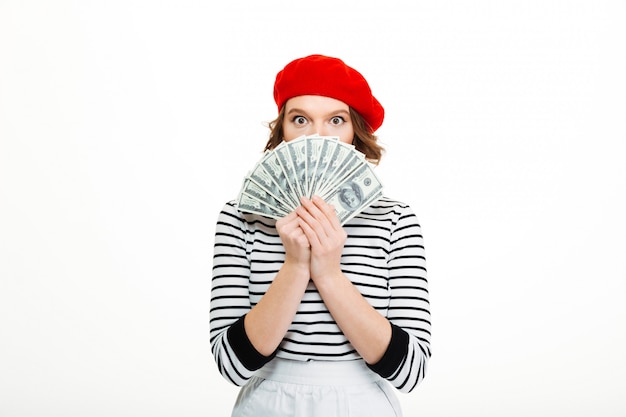 Foto gratuita signora che copre il viso con i soldi
