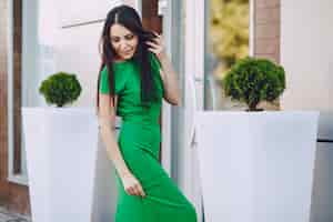 Foto gratuita signora in abito verde