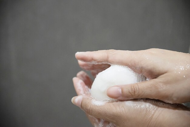 清潔な健康管理の概念 - バスルームの石鹸で女性の手