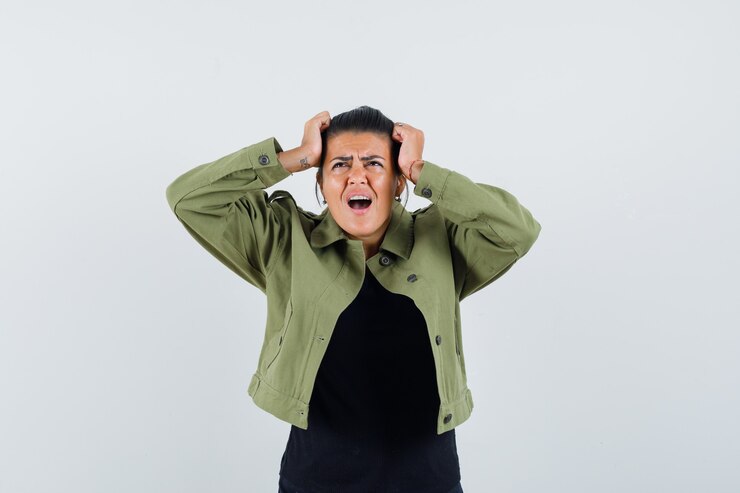 無料Photo ジャケットで頭に手をつないでいる女性