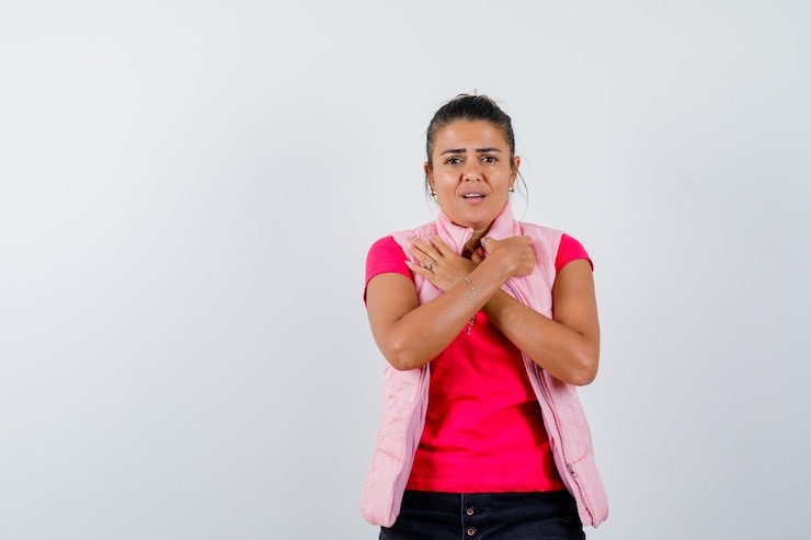 मुफ़्त फोटो lady keeping crossed hands on chest in t-shirt, vest and looking hopeful 