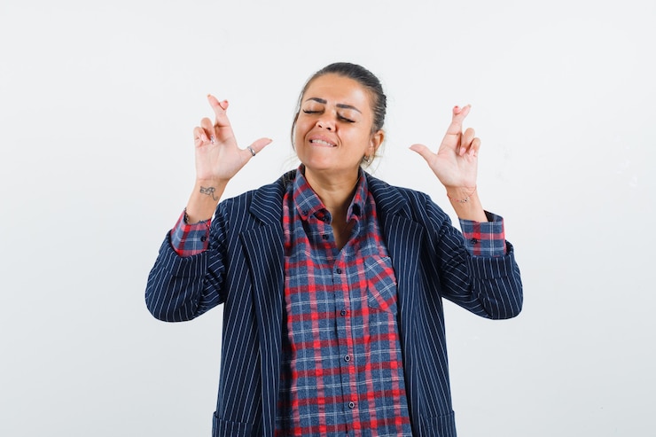 मुफ़्त फोटो lady keeping fingers crossed in shirt, jacket and looking peaceful. front view.