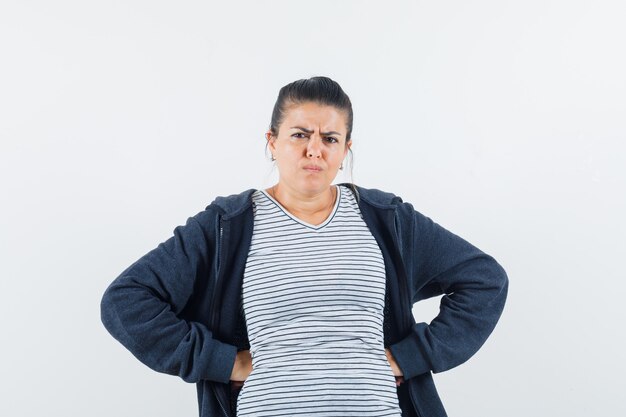 Free photo lady keeping hands on waist in t-shirt