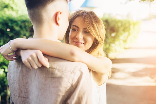 若い幸せな女性、男性のガールフレンド