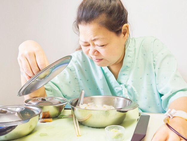 여자 환자는 병원에서 음식을 지루합니다