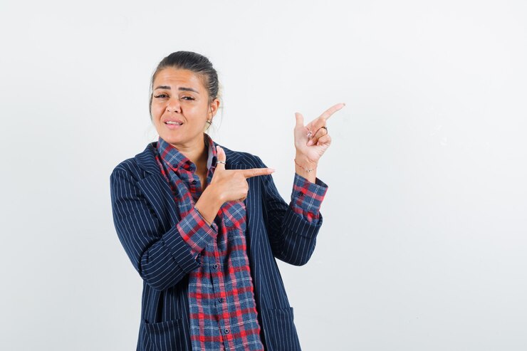 मुफ़्त फोटो lady pointing aside in shirt, jacket and looking confident. front view.